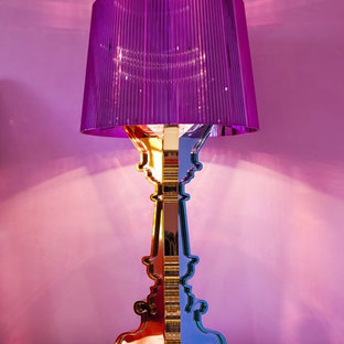 Inspiration pour une chambre d'enfant de 4 à 10 ans traditionnelle de taille moyenne avec un mur rose et un sol en bois clair.