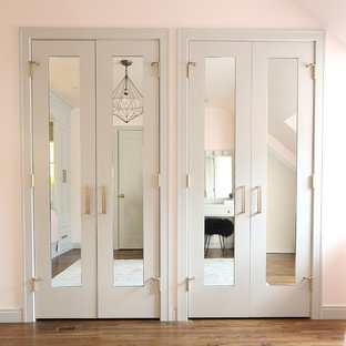 Ispirazione per una cameretta per bambini moderna di medie dimensioni con pareti rosa, parquet scuro e pavimento marrone