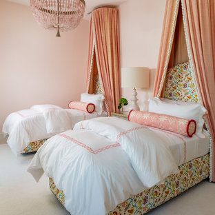 Foto di una cameretta per bambini da 4 a 10 anni tropicale con pareti rosa, moquette e pavimento bianco