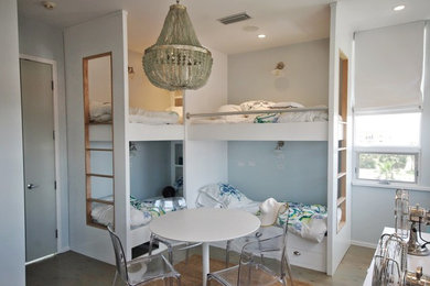 Ejemplo de dormitorio infantil minimalista de tamaño medio con suelo de madera clara
