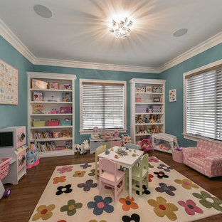 Esempio di una cameretta per bambini da 1 a 3 anni stile americano di medie dimensioni con pareti blu e parquet scuro