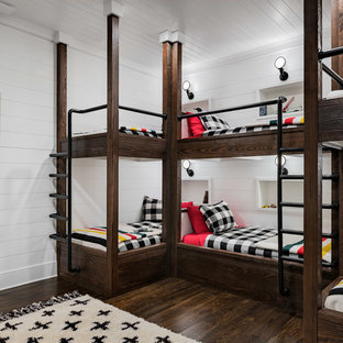 Esempio di una grande cameretta da letto country con pareti bianche, parquet scuro e pavimento marrone