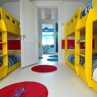 Esempio di una cameretta per bambini da 4 a 10 anni moderna con pareti bianche, pavimento in legno verniciato e pavimento bianco