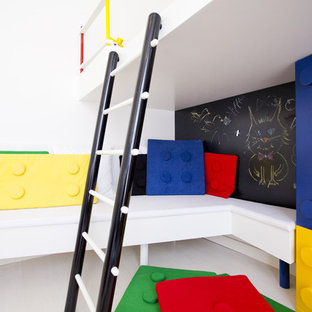 Idee per una cameretta per bambini moderna con pareti bianche