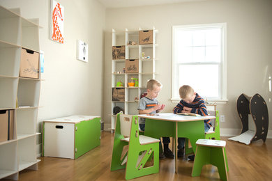 Foto di una cameretta per bambini da 4 a 10 anni moderna di medie dimensioni con pareti bianche e parquet chiaro