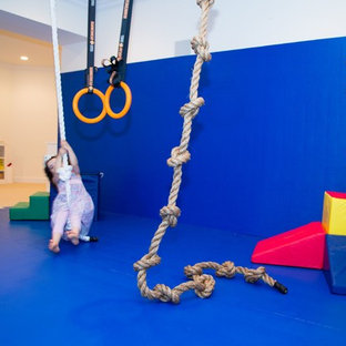 Esempio di una cameretta per bambini da 4 a 10 anni minimalista di medie dimensioni con pareti bianche e moquette
