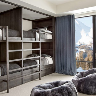 Diseño de dormitorio infantil contemporáneo con paredes beige, moqueta y suelo beige