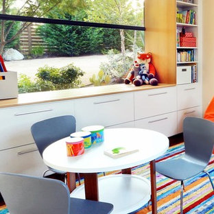 Foto på ett litet funkis könsneutralt barnrum kombinerat med lekrum och för 4-10-åringar, med beige väggar och mellanmörkt trägolv