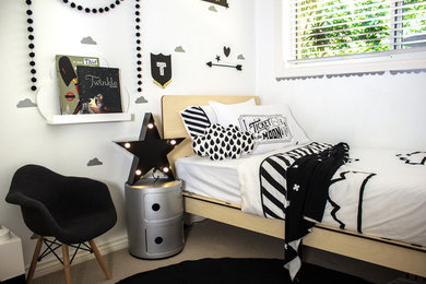 Idéer för att renovera ett litet eklektiskt pojkrum kombinerat med sovrum och för 4-10-åringar, med vita väggar och heltäckningsmatta