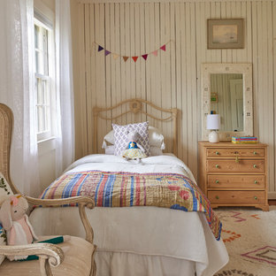 Réalisation d'une chambre d'enfant de 4 à 10 ans champêtre avec un mur beige et du lambris.