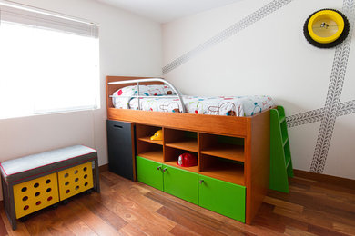 Diseño de dormitorio infantil de 4 a 10 años minimalista con paredes blancas y suelo de madera en tonos medios