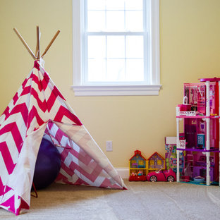 Immagine di una grande cameretta per bambini da 1 a 3 anni chic con pareti gialle, moquette e pavimento beige