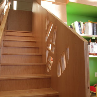 Esempio di una cameretta per bambini da 4 a 10 anni design di medie dimensioni con pareti verdi, pavimento in vinile e pavimento beige