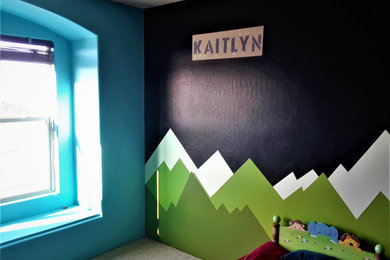 Modelo de habitación infantil unisex de 1 a 3 años bohemia de tamaño medio con paredes multicolor, moqueta y suelo gris