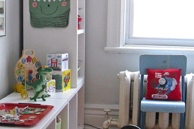 モントリオールにあるエクレクティックスタイルのおしゃれな子供部屋 (グレーの壁、無垢フローリング) の写真