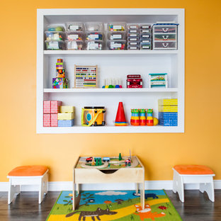 Immagine di una cameretta per bambini da 1 a 3 anni minimal con pareti arancioni e parquet scuro