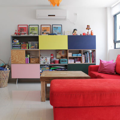 Example of an eclectic gender-neutral playroom design in Tel Aviv with white walls