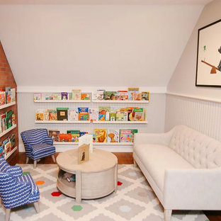 Mittelgroßes, Neutrales Klassisches Kinderzimmer mit Spielecke, weißer Wandfarbe, braunem Holzboden und braunem Boden in Salt Lake City
