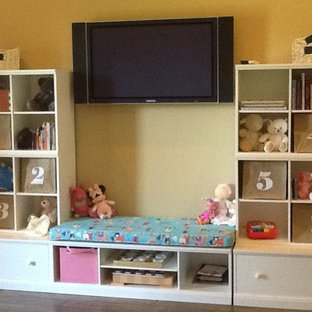 Immagine di una cameretta per bambini da 4 a 10 anni tradizionale di medie dimensioni con pareti beige e pavimento in legno massello medio