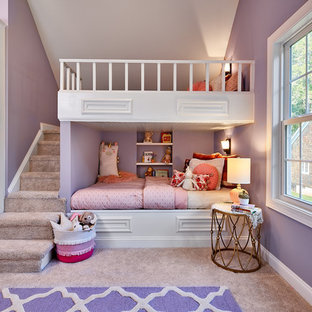 Réalisation d'une chambre d'enfant de 4 à 10 ans tradition de taille moyenne avec un mur violet, moquette et un sol beige.
