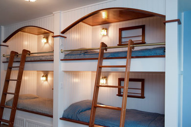 Ejemplo de dormitorio infantil de 4 a 10 años marinero de tamaño medio con paredes azules, suelo de madera oscura y suelo marrón