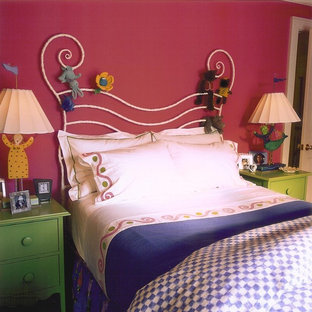 Immagine di una cameretta per bambini da 4 a 10 anni eclettica di medie dimensioni con pareti multicolore e parquet scuro