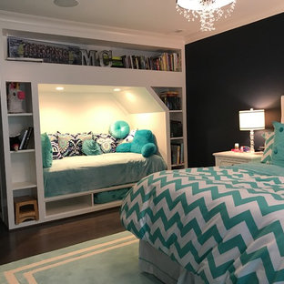 Immagine di una grande cameretta per bambini chic con pareti blu, pavimento con piastrelle in ceramica e pavimento marrone
