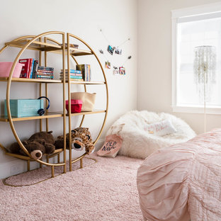 Modernes Jugendzimmer mit Schlafplatz, beiger Wandfarbe, Teppichboden und rosa Boden in Boston