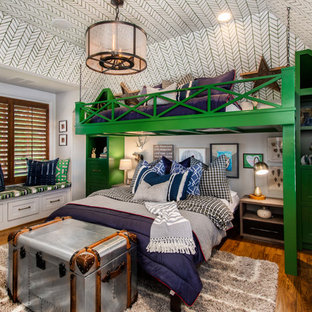Diseño de dormitorio infantil de 4 a 10 años, clásico, de tamaño medio, con paredes multicolor y suelo de madera en tonos medios