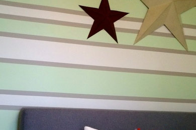 バンクーバーにある低価格の小さなコンテンポラリースタイルのおしゃれな子供部屋 (マルチカラーの壁、カーペット敷き、児童向け) の写真