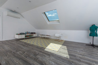 Esempio di una cameretta per bambini minimal di medie dimensioni con pareti bianche e pavimento in vinile
