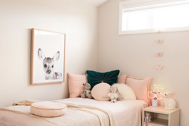 Idéer för ett nordiskt flickrum kombinerat med sovrum, med beige väggar, heltäckningsmatta och grått golv