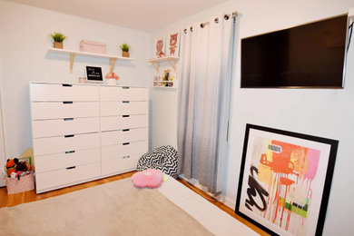 Foto de dormitorio infantil de 4 a 10 años retro de tamaño medio con paredes azules, suelo de madera clara y suelo marrón