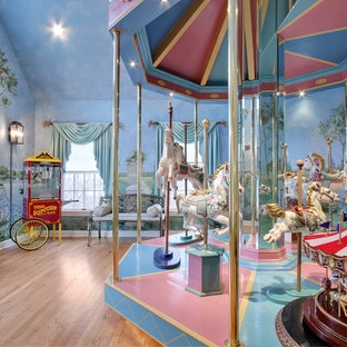 Diseño de dormitorio infantil ecléctico con suelo de madera clara