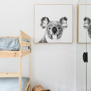 Esempio di una cameretta per bambini da 4 a 10 anni design di medie dimensioni con pareti bianche, pavimento in cemento e pavimento nero