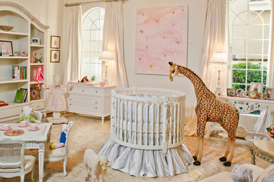 ニューヨークにあるトラディショナルスタイルのおしゃれな子供の寝室 (白い壁、カーペット敷き) の写真
