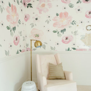 Bild på ett funkis barnrum kombinerat med sovrum, med rosa väggar, heltäckningsmatta och vitt golv
