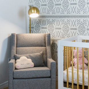 Ispirazione per una cameretta per bambini da 1 a 3 anni design di medie dimensioni con pareti bianche, pavimento in gres porcellanato e pavimento arancione