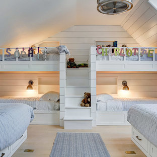 Idee per una cameretta per bambini da 4 a 10 anni country di medie dimensioni con pareti bianche, parquet chiaro e pavimento beige
