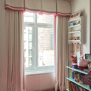 Exempel på ett litet klassiskt flickrum kombinerat med lekrum, med beige väggar och rosa golv