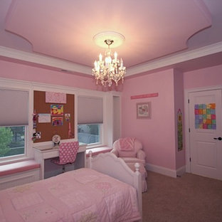 Immagine di una cameretta per bambini da 4 a 10 anni design di medie dimensioni con pareti rosa e moquette
