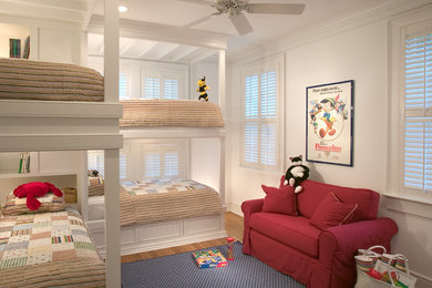 Idées déco pour une chambre d'enfant bord de mer de taille moyenne avec un mur blanc et un sol en bois brun.