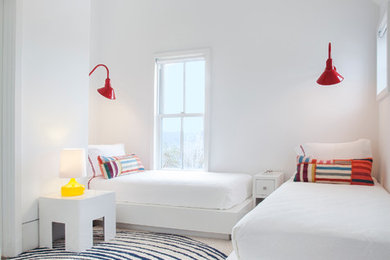 Diseño de dormitorio infantil marinero grande con paredes blancas y suelo de madera en tonos medios