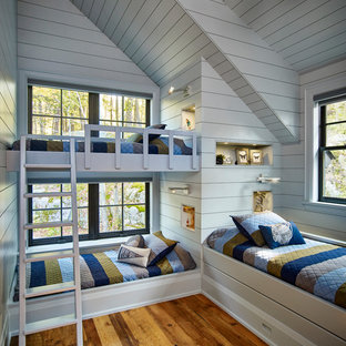 Diseño de dormitorio infantil de 4 a 10 años, de estilo de casa de campo, con paredes blancas, suelo de madera en tonos medios y suelo marrón