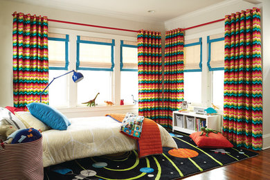 Cette photo montre une chambre d'enfant chic de taille moyenne avec un mur beige, parquet foncé et un sol marron.