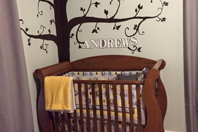 Modelo de habitación de bebé niño tradicional de tamaño medio con paredes grises y suelo de madera clara