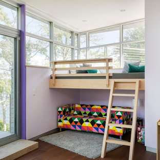 Idee per una cameretta per bambini contemporanea con pareti viola e parquet scuro