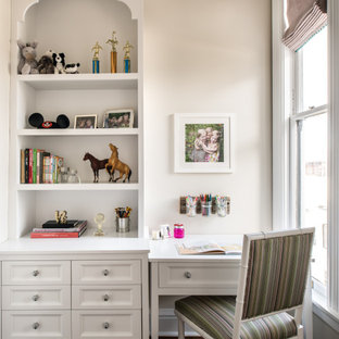 Ispirazione per una cameretta per bambini vittoriana con pareti beige, parquet scuro e pavimento marrone