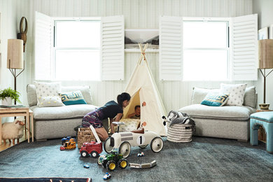 Ejemplo de dormitorio infantil de 4 a 10 años actual de tamaño medio con paredes beige, suelo de madera clara y suelo marrón