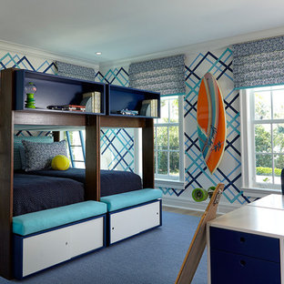 Immagine di una cameretta per bambini tropicale con parquet chiaro